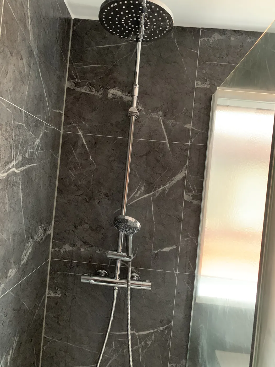 Marble-effect shower with chrome rainfall and handset