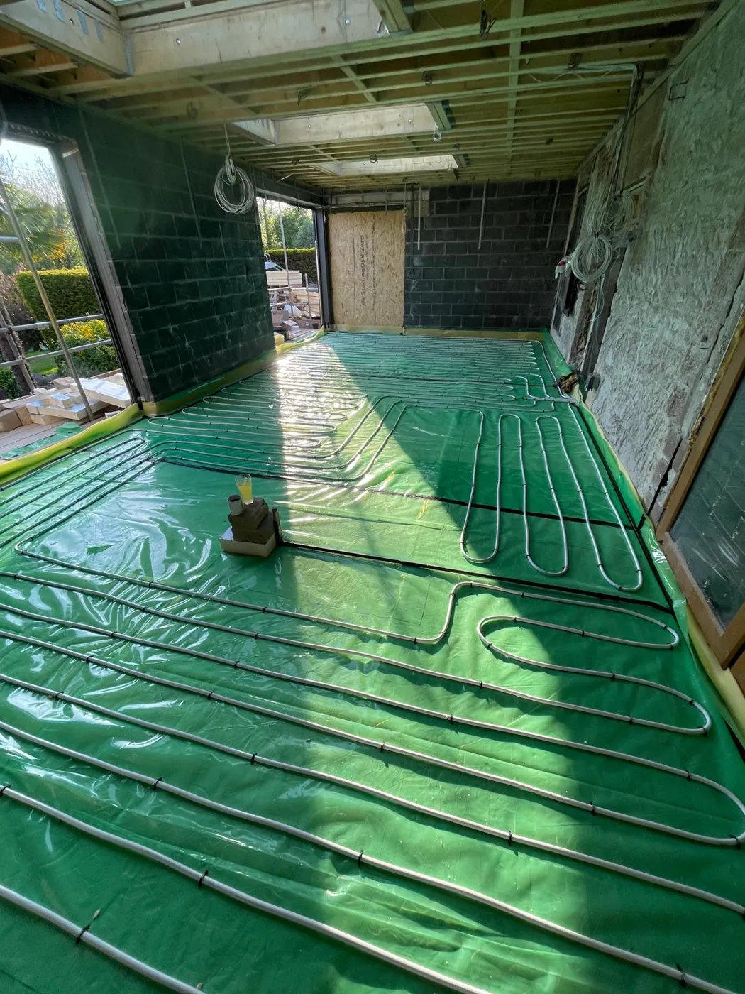 Underfloor heating installation with pipe layout
